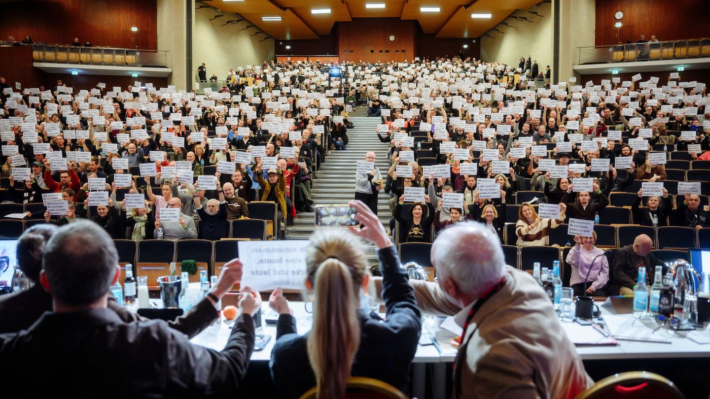 Die Mitgliederversammlung des FC St. Pauli im Audimax-Gebäude der Universität Hamburg. Foto: Gregor Fischer/dpa