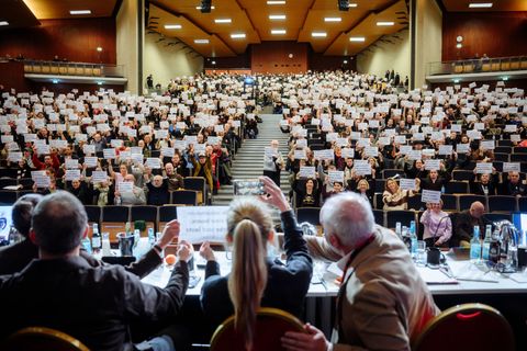 Die Mitgliederversammlung des FC St. Pauli im Audimax-Gebäude der Universität Hamburg. Foto: Gregor Fischer/dpa