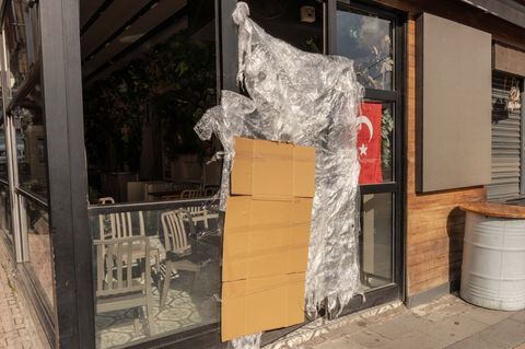 Die Behörden haben einen Laden im Stadtteil Ortaköy schließen lassen. Foto: Ahmed Deeb/dpa