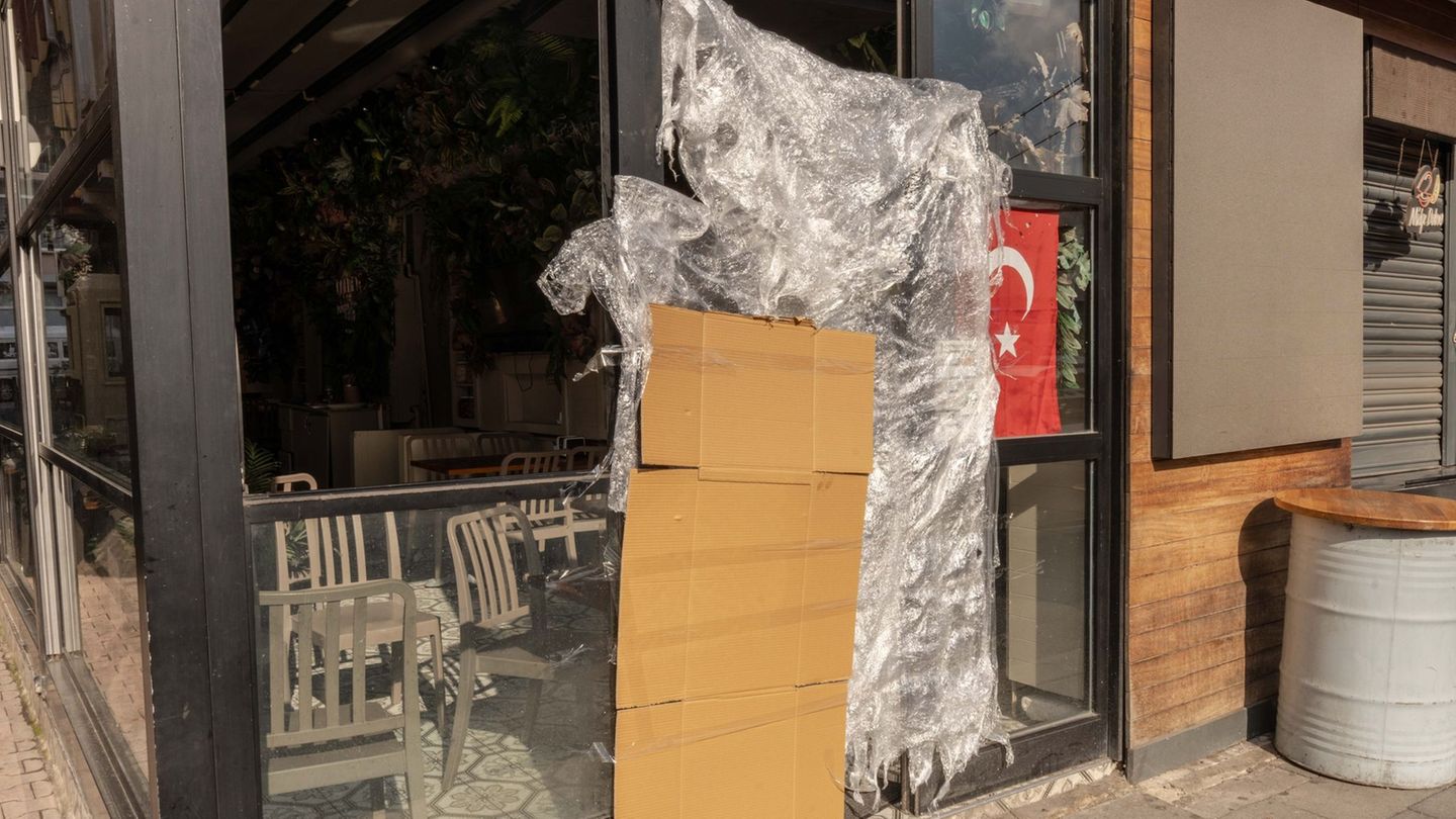 Die Behörden haben einen Laden im Stadtteil Ortaköy schließen lassen. Foto: Ahmed Deeb/dpa