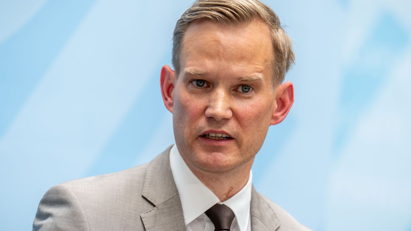 Hendrik Streeck stellt klar: Ihm geht es in der Debatte nicht ums Sparen. (Archivbild) Foto: Michael Kappeler/dpa