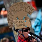 Melbourne, Australien. Ein Klimaaktivist spielt während einer Kundgebung Musik. Die Aktivisten versammeln sich zu einer Demonstration, während der gleichzeitig in Brasilien stattfindenden Klimakonferenz COP30, um einen besseren Schutz der Wälder und ein entschlosseneres Vorgehen gegen die Klimakrise zu erreichen