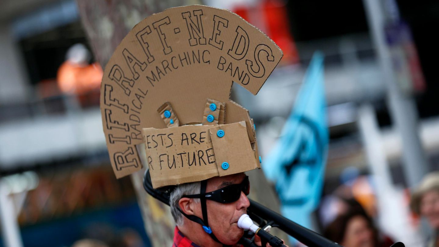 Melbourne, Australien. Ein Klimaaktivist spielt während einer Kundgebung Musik. Die Aktivisten versammeln sich zu einer Demonstration, während der gleichzeitig in Brasilien stattfindenden Klimakonferenz COP30, um einen besseren Schutz der Wälder und ein entschlosseneres Vorgehen gegen die Klimakrise zu erreichen
