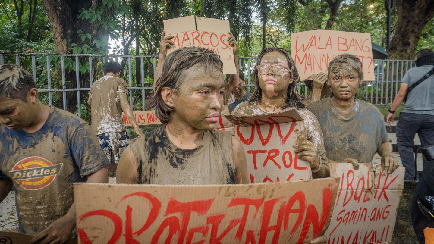Manila, Philippinen: Am globalen Aktionstag für Klimagerechtigkeit demonstrierten progressive Umweltgruppen auch in Manila. Die Aktivisten prangerten staatliche Untätigkeit sowie Korruption als Ursache für die Verschärfung der Klimakrise an. Zum Abschluss der Demonstration gab es eine kulturelle Darbietung: Jugendliche, mit Schlamm bedeckt, attackierten Karikaturen des philippinischen Präsidenten Bongbong Marcos