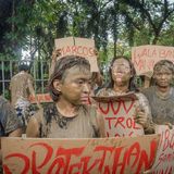 Manila, Philippinen: Am Globalen Aktionstag für Klimagerechtigkeit demonstrierten progressive Umweltgruppen auch in Manila. Die Aktivisten prangerten staatliche Untätigkeit sowie Korruption als Ursache für die Verschärfung der Klimakrise an. Zum Abschluss der Demonstration gab es eine kulturelle Darbietung: Jugendliche, mit Schlamm bedeckt, attackierten Karikaturen des philippinischen Präsidenten Bongbong Marcos
