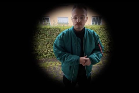 Ein Mann, gefilmt durch ein Schlüsselloch