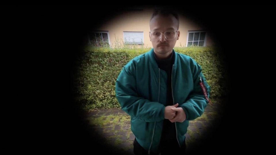Ein Mann, gefilmt durch ein Schlüsselloch