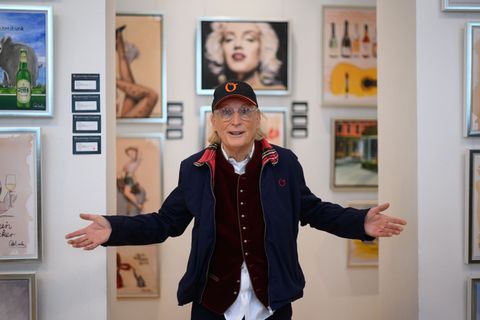 Komiker Otto will mit seiner Kunst dafür sorgen, dass in den Galerien und Museen mehr geschmunzelt wird. Foto: Robert Michael/dp