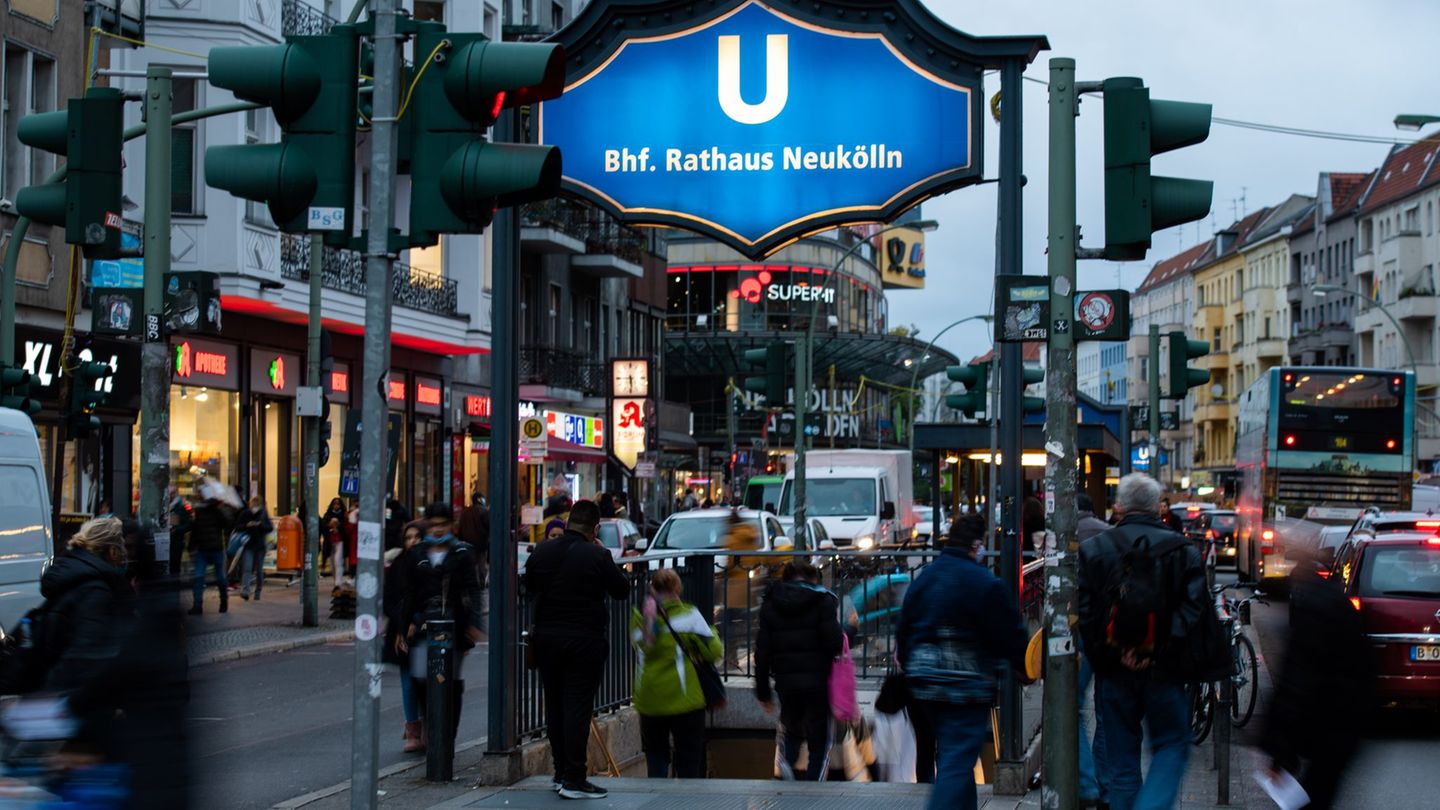 Die Polizei ermittelt nach einer Anzeige zu dem Vorfall am U-Bahnhof Rathaus Neukölln. (Symbolbild) Foto: Christophe Gateau/dpa