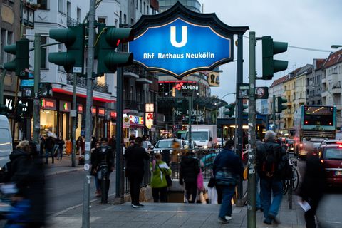 Die Polizei ermittelt nach einer Anzeige zu dem Vorfall am U-Bahnhof Rathaus Neukölln. (Symbolbild) Foto: Christophe Gateau/dpa