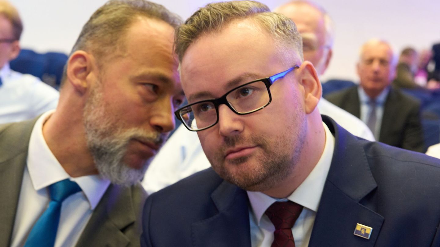 AfD-Landesfraktionschef und Spitzenkandidat Jan Bollinger (l) und der Bundestagsabgeordnete Sebastian Münzenmaier in Bingen. Fot
