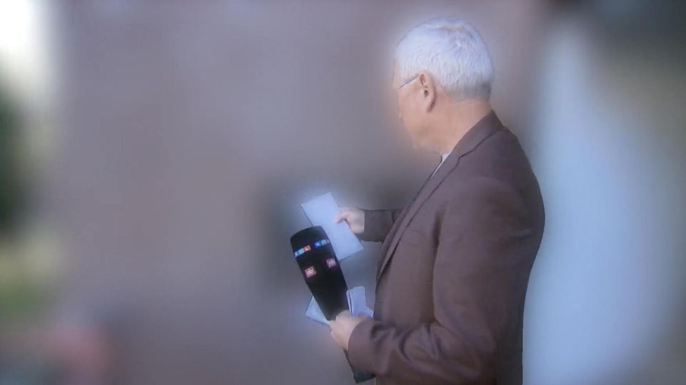 Ein RTL-Reporter vor einer Haustür.