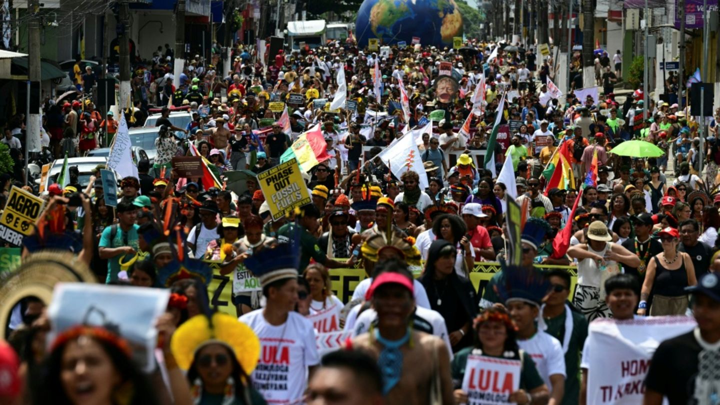 Zehntausende bei Großdemonstration zur Halbzeit der Klimakonferenz in Brasilien