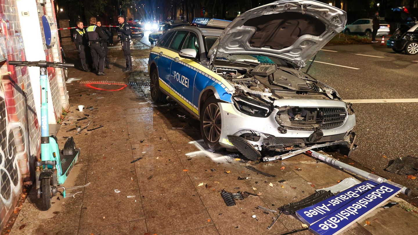 Der verunglückte Streifenwagen steht auf der Max-Brauer-Allee in Hamburg-Altona. Foto: Bodo Marks/dpa