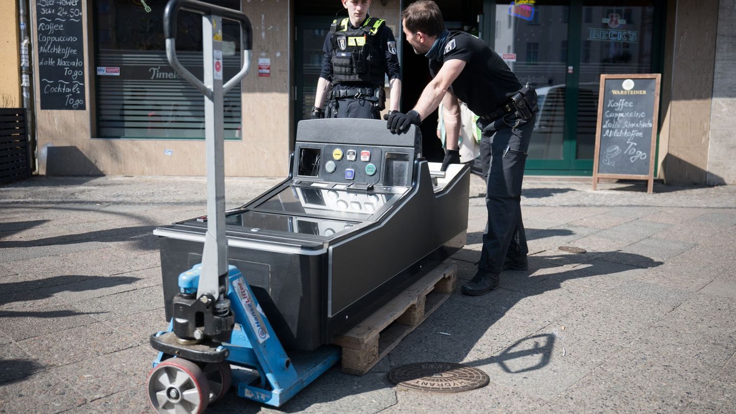 Beamte transportieren einen Spielautomaten aus einem Lokal. (Archivbild) Foto: Sebastian Gollnow/dpa