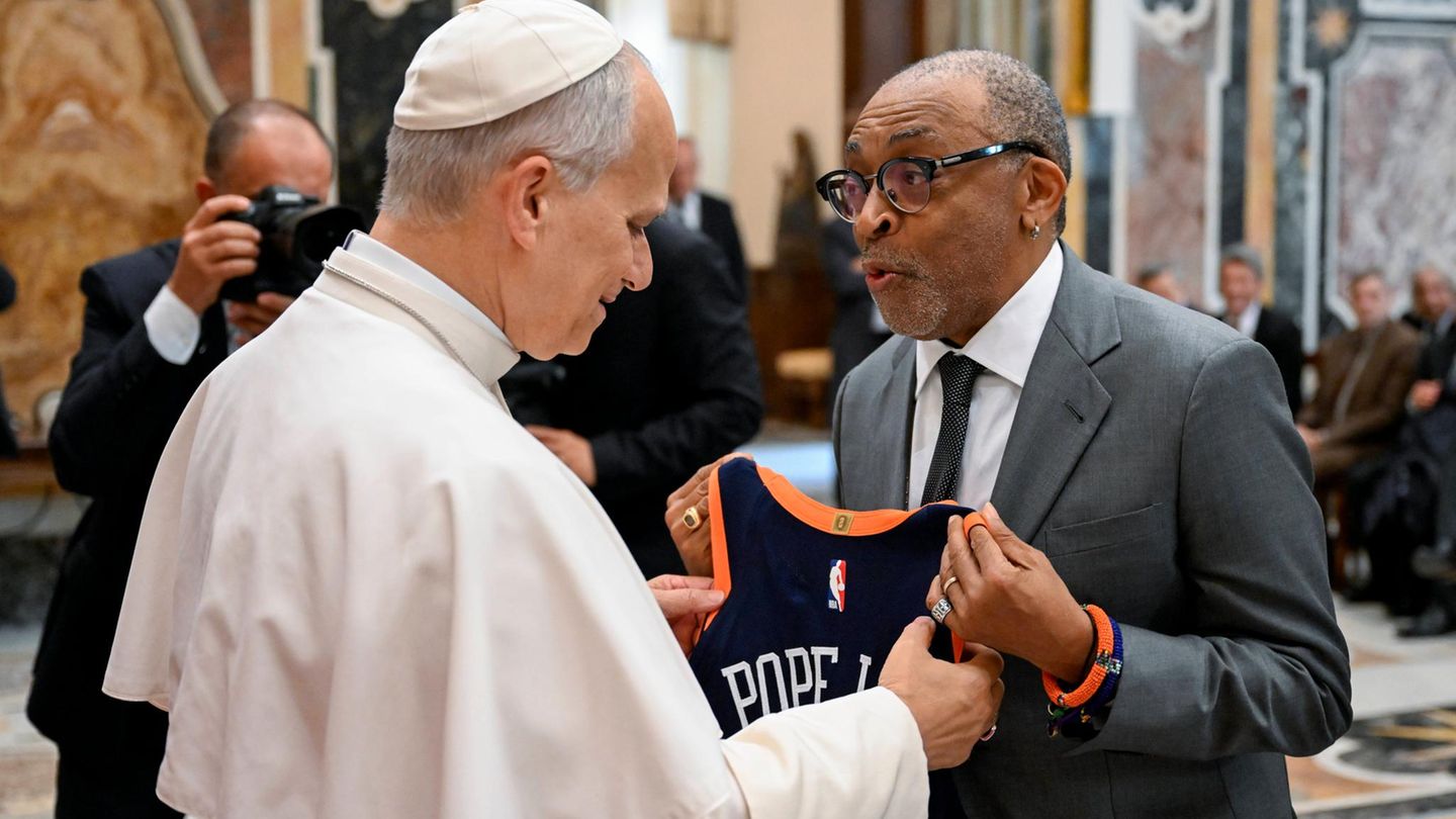 Rückennummer 14: Schönen Dunk! Papst bekommt Basketball-Trikot von Regisseur Spike Lee