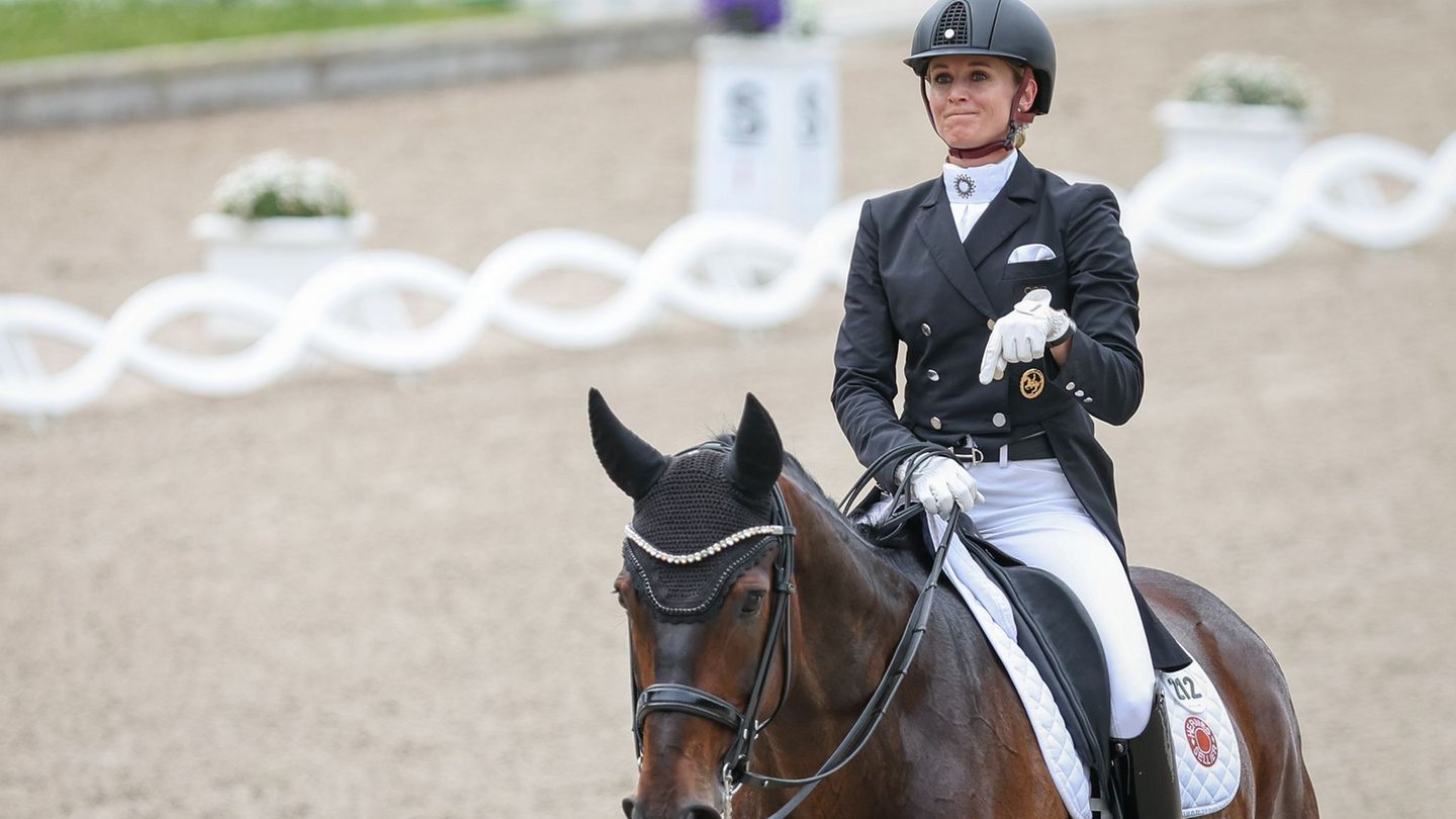 Reitturnier in Stuttgart: Mit Weltcup-Debütant Diallo: Kür-Sieg für von Bredow-Werndl