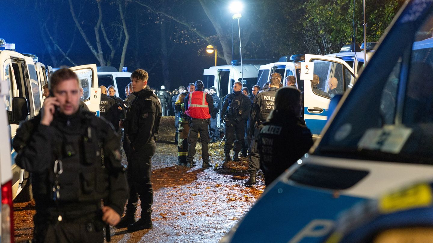 Die Polizei musste zwischenzeitlich Schlagstöcke und Pfefferspray gegen die Randalierer einsetzen. Foto: Jan Ohmen/dpa