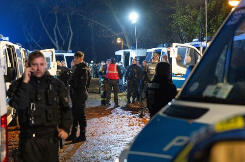 Die Polizei musste zwischenzeitlich Schlagstöcke und Pfefferspray gegen die Randalierer einsetzen. Foto: Jan Ohmen/dpa