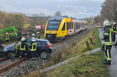 Der Autofahrer kam verletzt ins Krankenhaus. Zugführer und Insassen blieben bei dem Zusammenstoß unverletzt. Foto: Andreas Troja