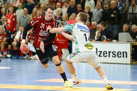 Emil Jakobsen (SG Flensburg-Handewitt, l) im Zweikampf mit Omar Ingi Magnusson (SC Magdeburg). Foto: Michael Hundt/dpa