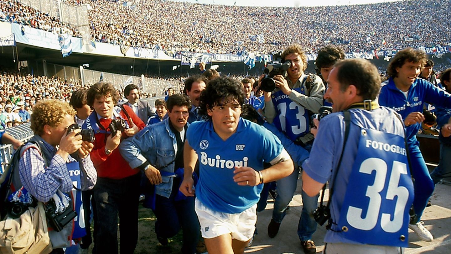 Dokumentarfilm "Diego Maradona" zum fünften Todestag: Der Superstar läuft von Fotografen umringt in Neapels San-Paolo-Stadion ein.