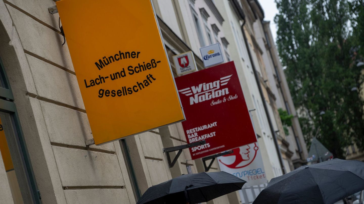 Die Lach- und Schießgesellschaft wird aus Schwabing umziehen. (Archivbild) Foto: Stefan Puchner/dpa