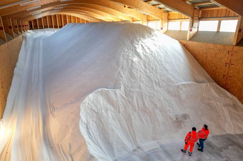 4.400 Tonnen Streusalz lagern in der Salzhalle der Stadtreinigung Leipzig. Foto: Jan Woitas/dpa