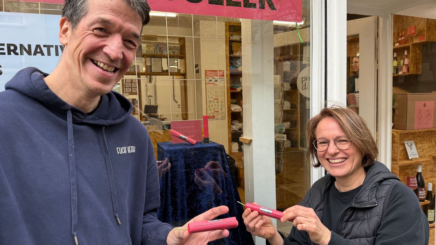 Marc Distel (links) hatte die Idee, gemeinsam mit dem Team um Beate Rothmaler von der Wachsmanufaktur ist er entstanden: der Zei