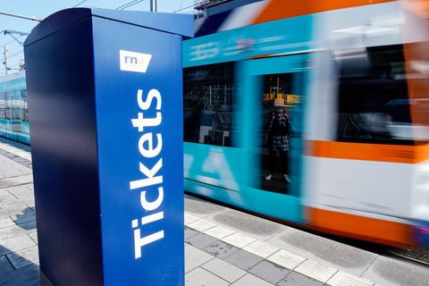 Ein Ticketautomat an einer Straßenbahnhaltestelle in Heidelberg. Von Anfang 2021 bis September 2025 saßen laut Justizministerium