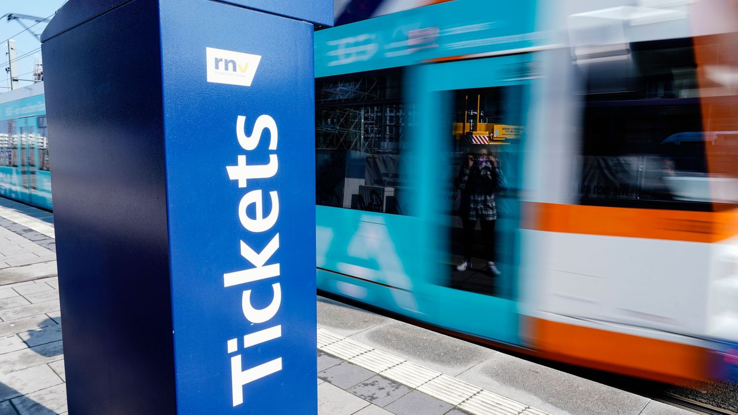 Ein Ticketautomat an einer Straßenbahnhaltestelle in Heidelberg. Von Anfang 2021 bis September 2025 saßen laut Justizministerium