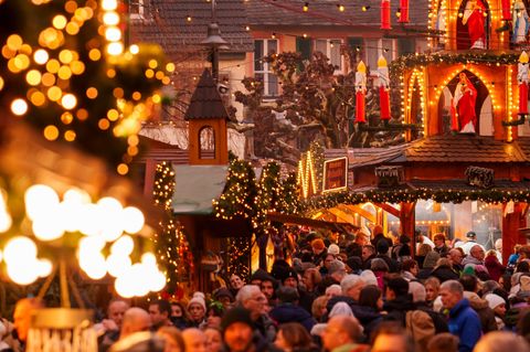 Beim Weihnachtsmarkt in Rüdesheim kommen Stände aus mehr als 20 Nationen zusammen. (Archivbild) Foto: Andreas Arnold/dpa