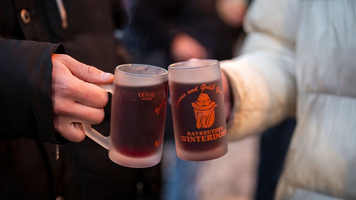 Beste Bedingungen für Glühwein sind laut Veranstalter 7 Grad und trockenes Wetter. (Archivbild) Foto: Daniel Vogl/dpa