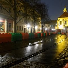 Mehr Betonblöcke, besserer Zufahrtsschutz: Nicht nur Magdeburg hat in Sicherheitsmaßnahmen massiv investiert. (Archivbild) Foto: