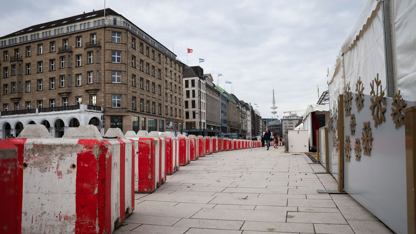 Betonklötze sind in der Hamburg Innenstadt aufgestellt. Foto: Christian Charisius/dpa