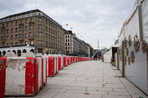 Betonklötze sind in der Hamburg Innenstadt aufgestellt. Foto: Christian Charisius/dpa