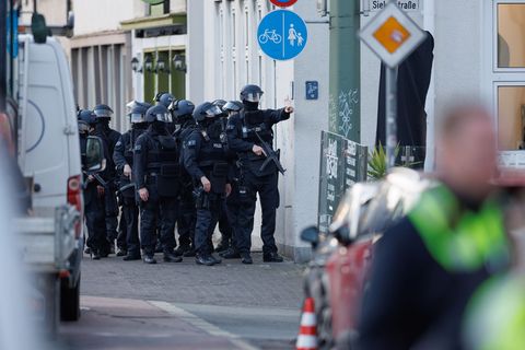 Schwerbewaffnete Einsatzkräfte der Polizei sicherten eine Straße vor dem Landgericht in der Innenstadt. Zu diesem Zeitpunkt war