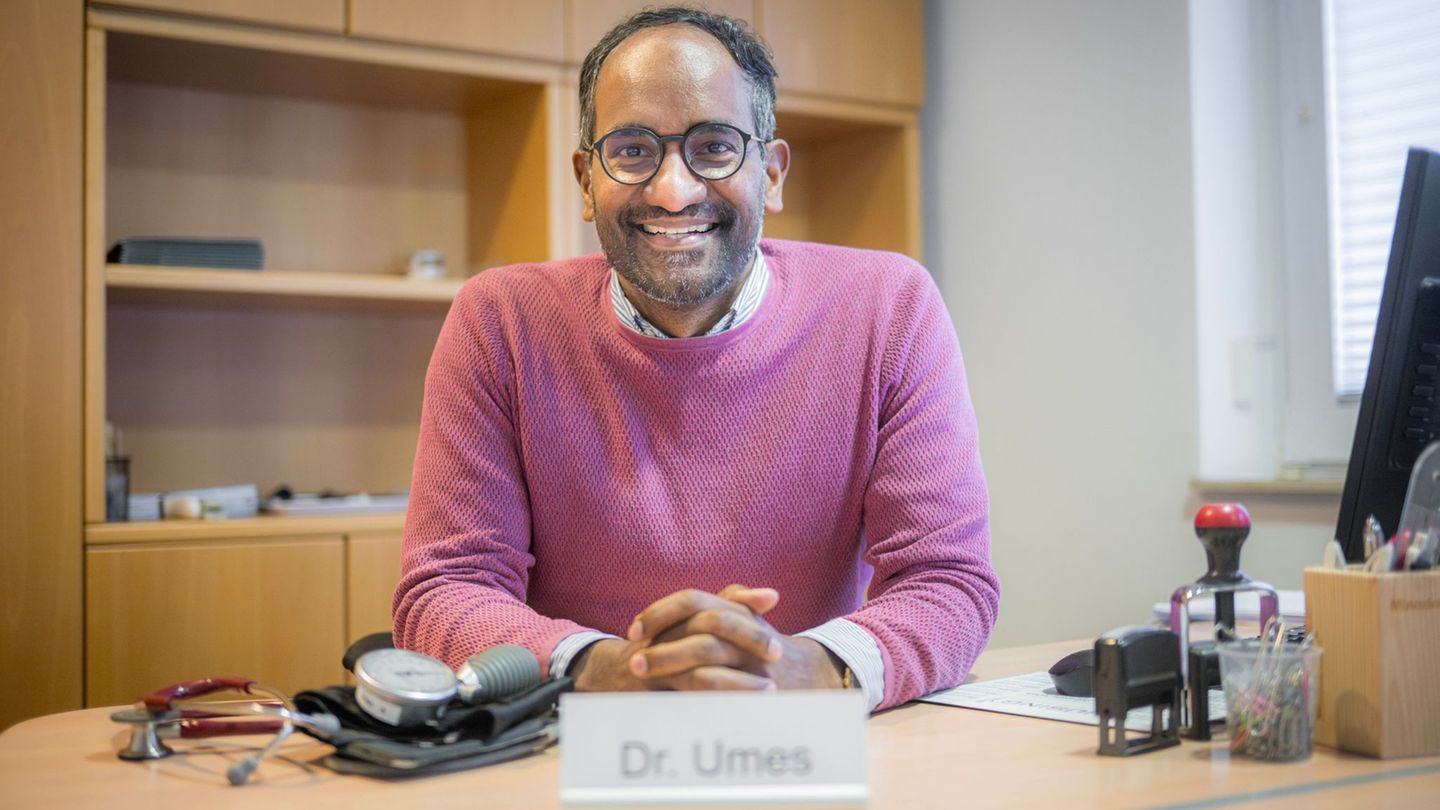 Von seinen Patienten lässt sich Umes Arunagirinathan einfach Dr. Umes nennen. Foto: Sina Schuldt/dpa