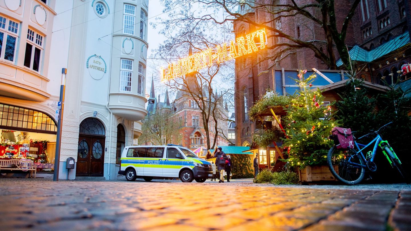 Für die beginnenden Weihnachtsmärkte werden aufwendige Sicherheitskonzepte erstellt. Foto: Hauke-Christian Dittrich/dpa