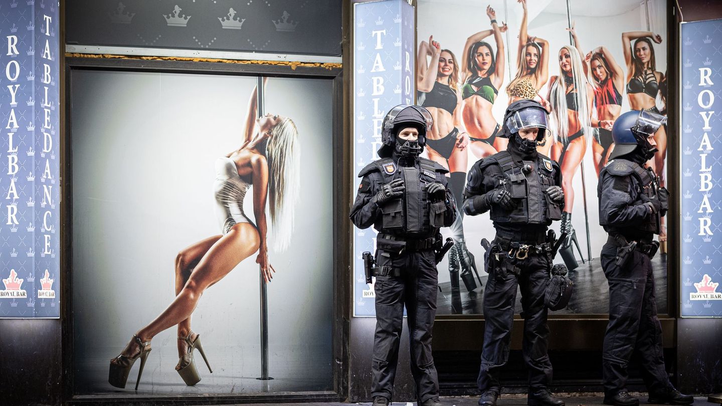 Die Hannoveraner Polizei hat in der Nacht von Samstag auf Sonntag eine Razzia im Steintorviertel durchgeführt. Foto: Moritz Fran