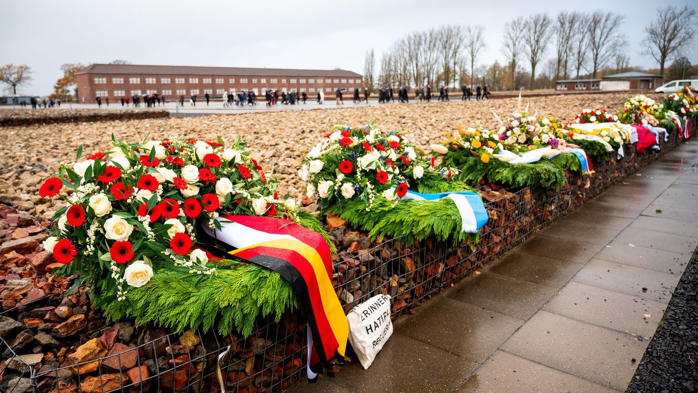 Am Sonntag wird am Volkstrauertag den Opfern von Krieg und Gewalt gedacht. (Archivbild) Foto: Daniel Bockwoldt/dpa