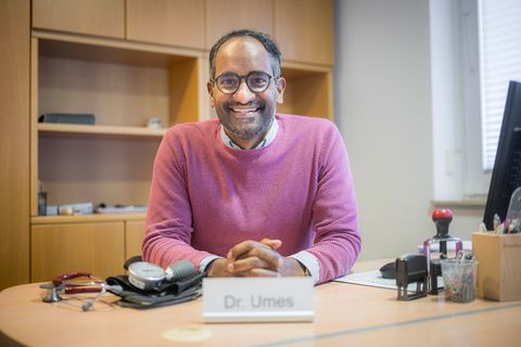 Von seinen Patienten lässt sich Umes Arunagirinathan einfach Dr. Umes nennen. Foto: Sina Schuldt/dpa