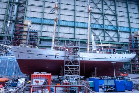 Noch steht die "Greif" in der Schiffbauhalle auf dem Volkswerftgelände in Stralsund. Foto: Stefan Sauer/dpa