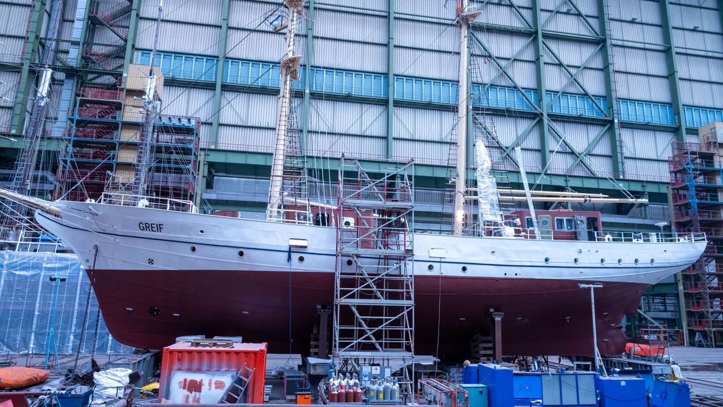 Noch steht die "Greif" in der Schiffbauhalle auf dem Volkswerftgelände in Stralsund. Foto: Stefan Sauer/dpa
