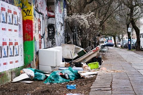 Viele Menschen in Berlin entsorgen Sperrmüll einfach auf der Straße. (Archivbild) Foto: Jens Kalaene/dpa-Zentralbild/dpa