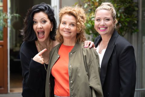 Erst bei Joyn, dann bei SAT.1: Die achtteilige Serie "Frier und Fünfzig – Am Ende meiner Tage" mit Jasmin Shakeri als Künstleragentin (links), Annette Frier als Annette Frierm (Mitte) sowie Caroline Frier als Caroline Frier.