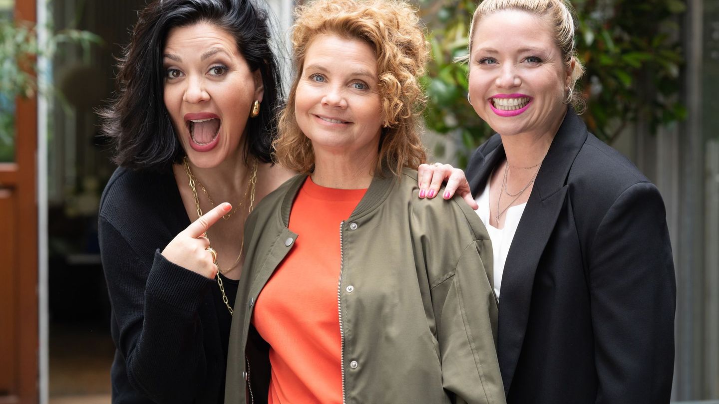 Erst bei Joyn, dann bei SAT.1: Die achtteilige Serie "Frier und Fünfzig – Am Ende meiner Tage" mit Jasmin Shakeri als Künstleragentin (links), Annette Frier als Annette Frierm (Mitte) sowie Caroline Frier als Caroline Frier.