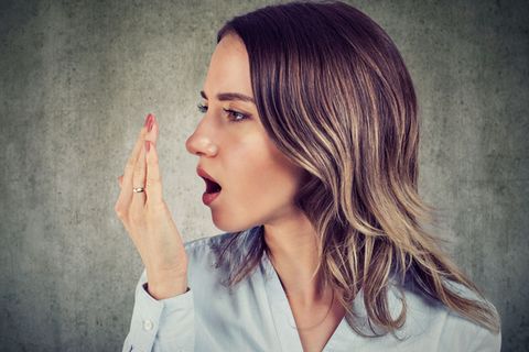 Mundgeruch ist unangenehm – vor allem für Ihr Gegenüber. Doch es gibt natürliche Hausmittel, die Ihren Atem wieder erfrischen.