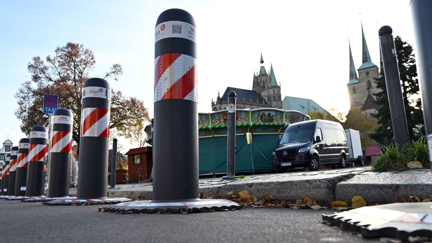 Die deutschen Weihnachtsmärkte werden wie hier in Erfurt mit Pollern und anderen Sperren gesichert. Foto: Martin Schutt/dpa