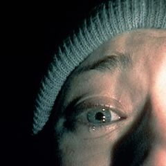 "Blair Witch Project" war 1999 eine regelrechte Horror-Sensation, was auch der Marketing-Strategie geschuldet war: So hielten viele Zuschauer die Geschichte um ein paar Studenten, die sich im Rahmen eines Filmprojekts tief im Wald verlieren, für wahr. Der Hype war enorm und der Gewinn riesig: Wenn man das Budget mit dem Einspielergebnis vergleicht, gehört der Film zu den profitabelsten aller Zeiten ...